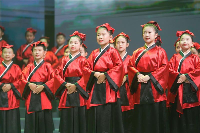 8月11日，鄒平市韓店鎮(zhèn)小學(xué)生在詩會上誦讀《尚書·無逸》。董乃德攝