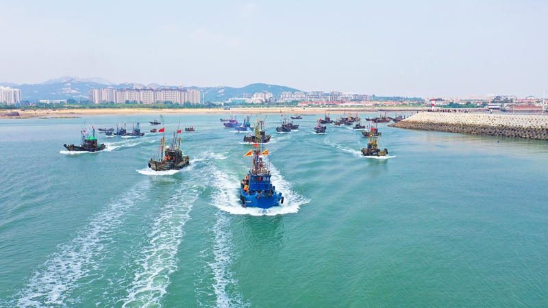 在日照海山海天一級漁港，漁船爭“鮮”出海。丁敏航 攝