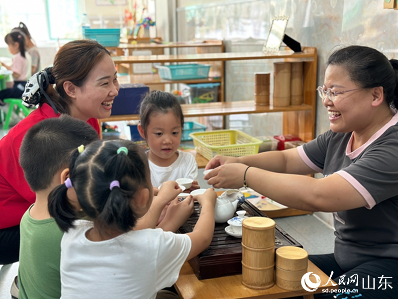 茶藝課上，老師和孩子們盡享茶藝時(shí)光。人民網(wǎng) 喬姝攝