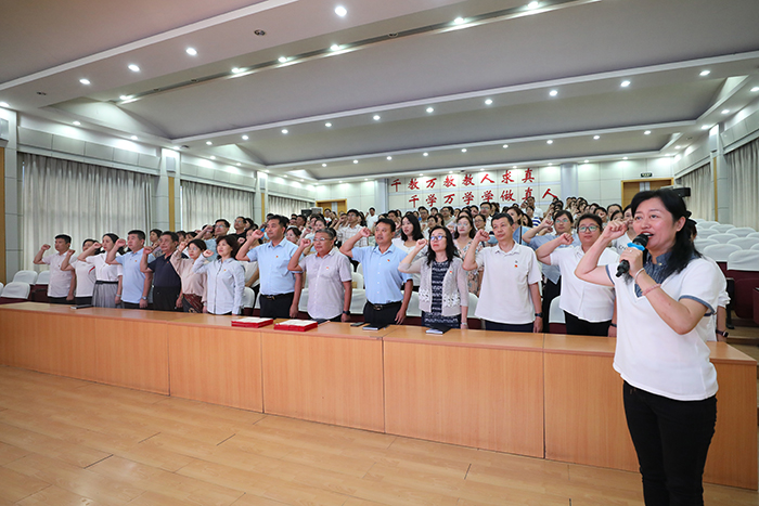 9月8日，在山東省濟南泉城中學(xué)報告廳內(nèi)，支援武隆載譽歸來的劉輝帶領(lǐng)全體教師宣誓，用別開生面的形式慶祝教師節(jié)。