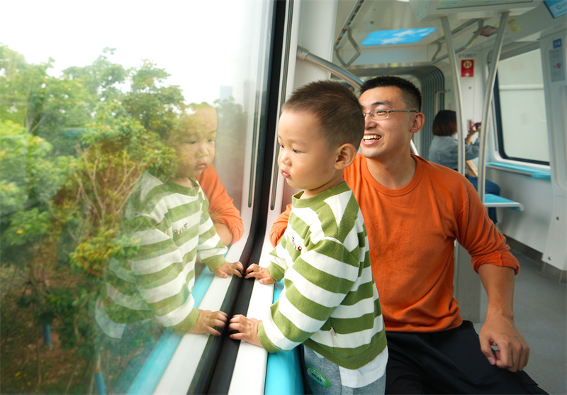 9月26日，乘客在體驗我國首列商用空軌列車。姜超攝