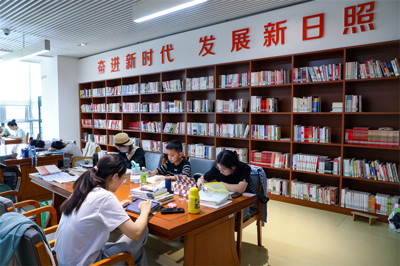 在山東省日照市圖書館內(nèi)，讀者正在雅致的環(huán)境中讀書、學(xué)習(xí)。張明慷攝