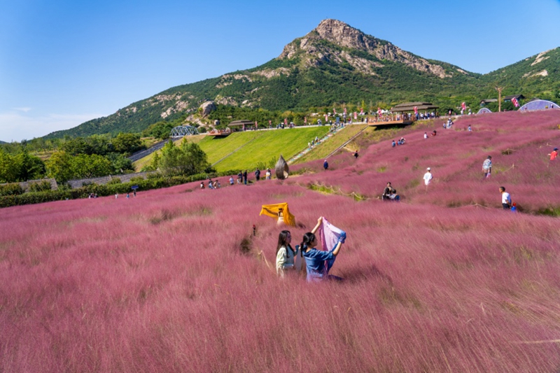 在山東日照石老山，游客在拍照打卡。武愛民攝