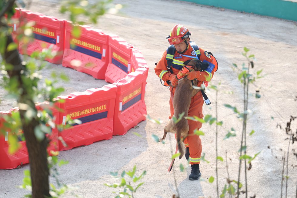 抱著狗狗跑完全程 沒贏比賽卻成了焦點