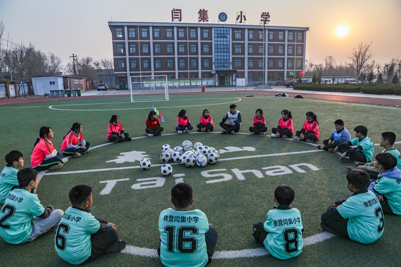 12月5日，老師在鐵營鎮(zhèn)閆集小學足球場跟學生們交流足球技能。