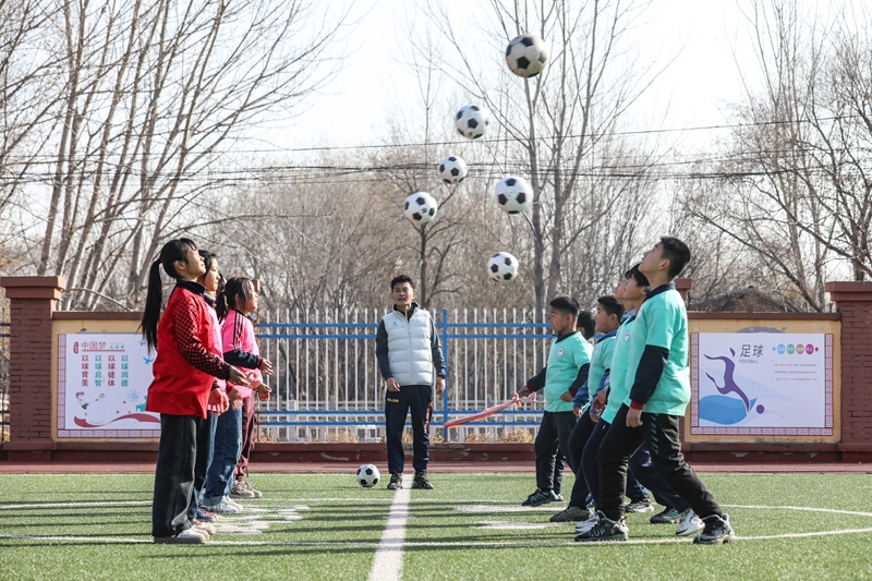 12月5日，學生們在鐵營鎮(zhèn)閆集小學足球場進行頭球訓練。