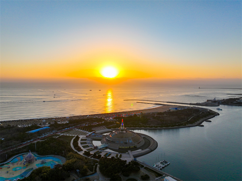 山東日照萬平口黃海日出。潘俊宇 攝