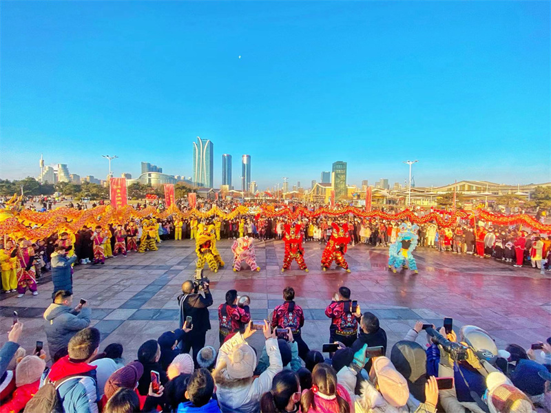 圖為初光先照?中國(guó)（日照）元旦迎日祈福大典現(xiàn)場(chǎng)表演。薄林 攝