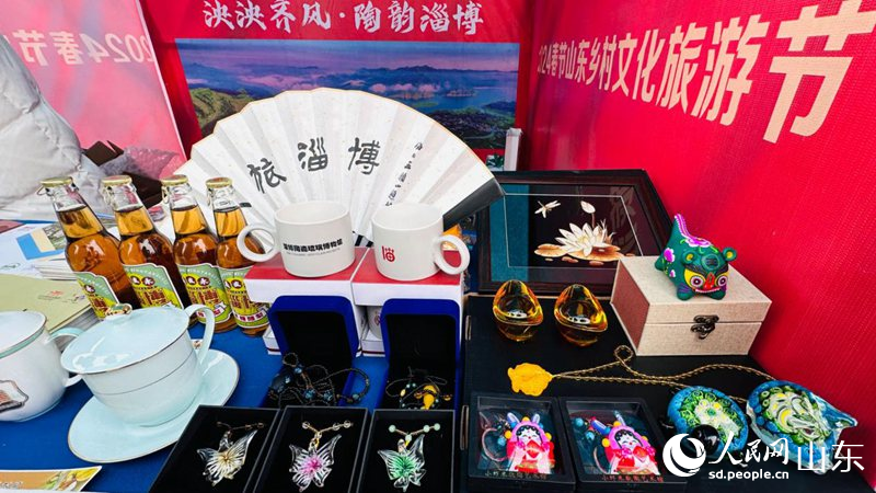 淄博年貨大集文創(chuàng)產(chǎn)品展示。人民網(wǎng) 喬姝攝