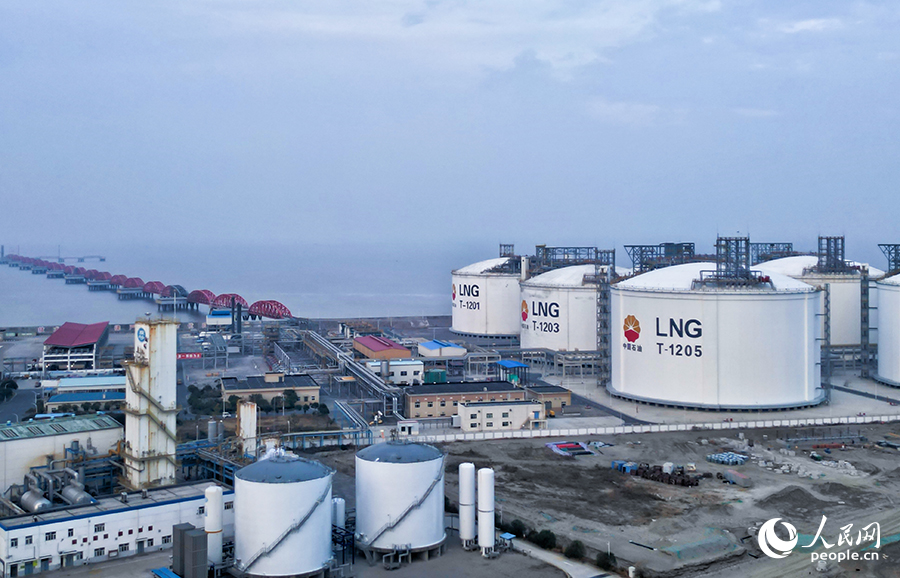 江蘇南通市如東縣洋口港LNG能源島。人民網(wǎng)記者 王繼亮攝