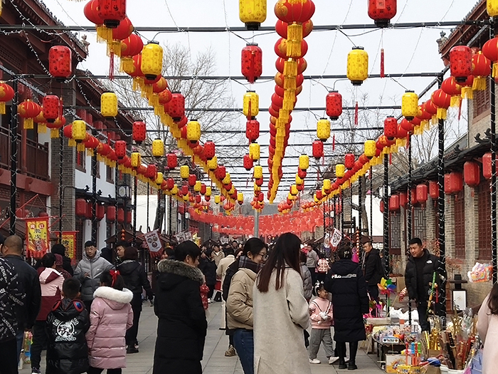 圖2）春節(jié)期間，莊氏莊園街區(qū)游客在逛市集、賞民俗。鄭文勝 攝