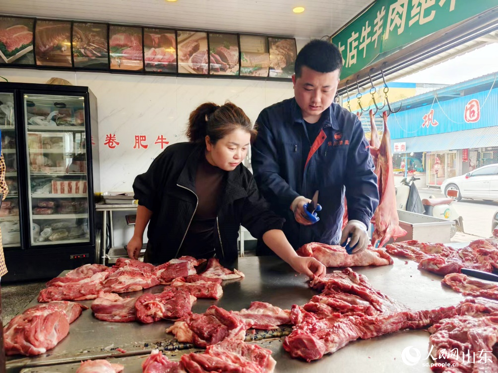 劉靜（左一）在挑選燒烤食材。人民網(wǎng)記者 宋翠攝