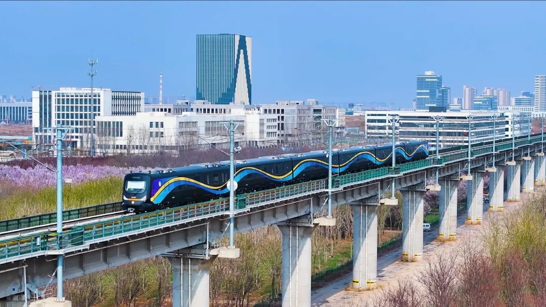 圖為商用碳纖維地鐵列車在進(jìn)行動態(tài)調(diào)試。中車四方股份公司供圖