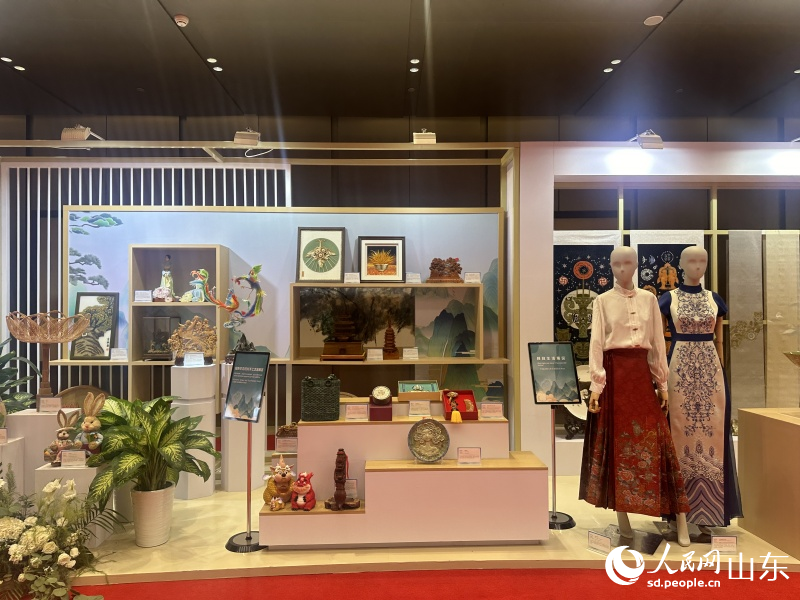 婦女手工藝品展。人民網(wǎng)劉穎婕攝