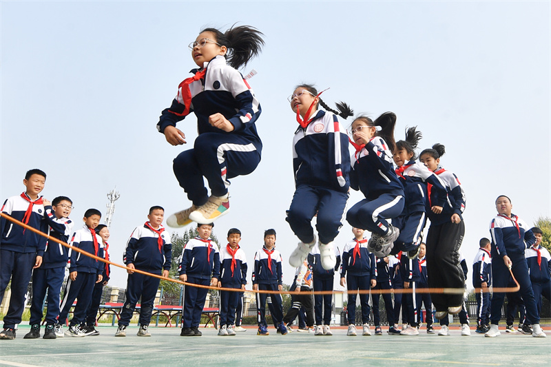 2024年10月10日，在山東青島普新小學(xué)的課間活動(dòng)上，學(xué)生們?cè)谔罄K鍛煉身體。