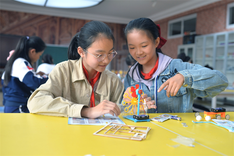 2024年10月10日，在山東青島普新小學(xué)的手工課堂上，兩名學(xué)生在安裝制作泡泡機(jī)。