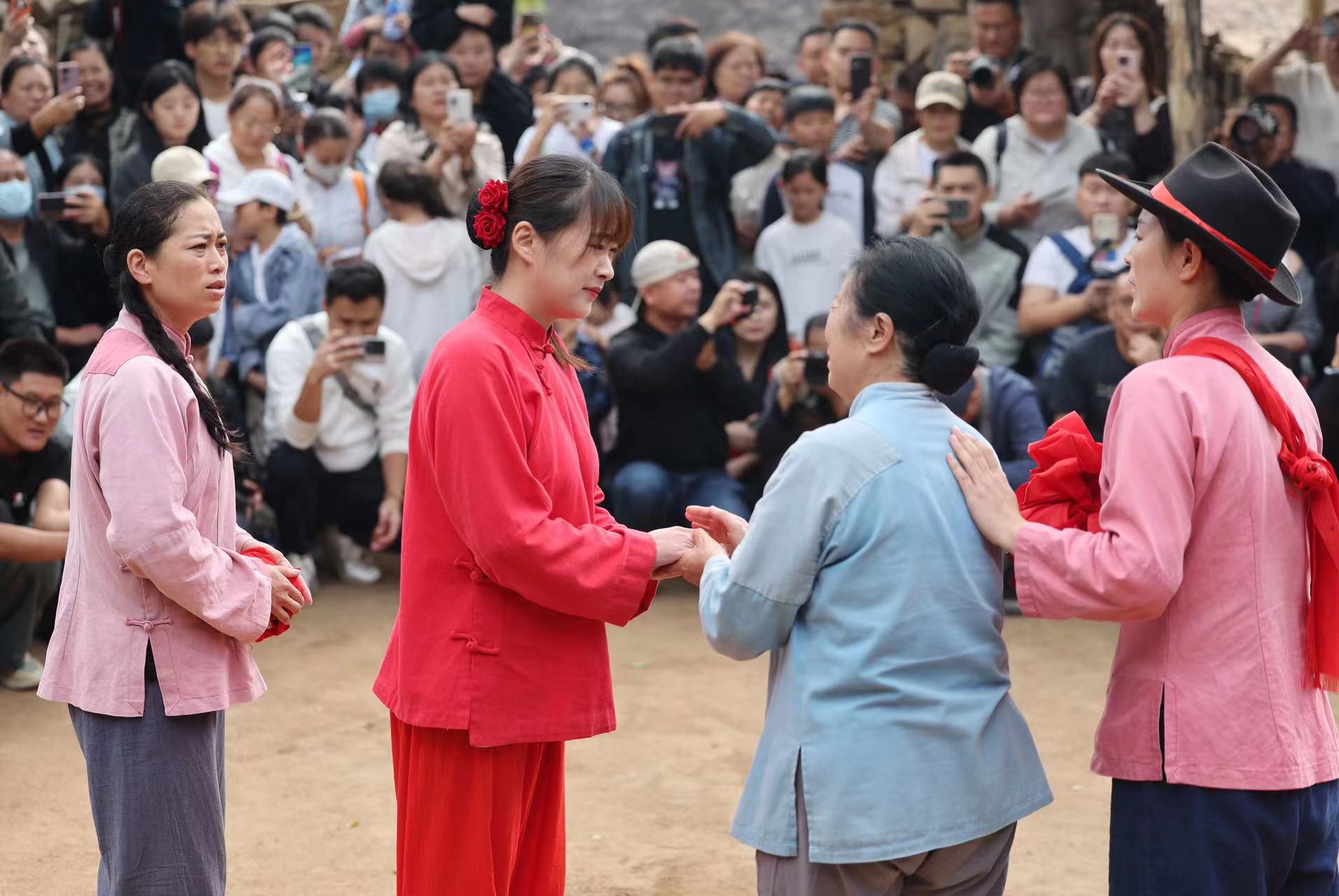 2024年10月13日，在山東省臨沂市沂南縣馬牧池鄉(xiāng)紅嫂家鄉(xiāng)旅游區(qū)，演員在情景劇《永遠(yuǎn)的新娘》中表演。