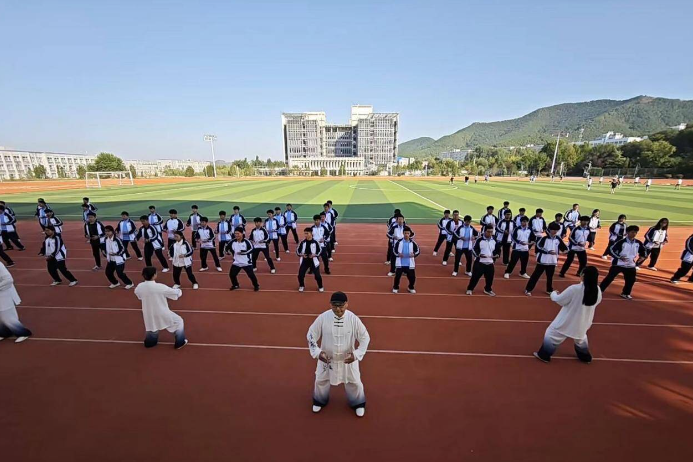 團(tuán)隊成員教授師生八段錦。