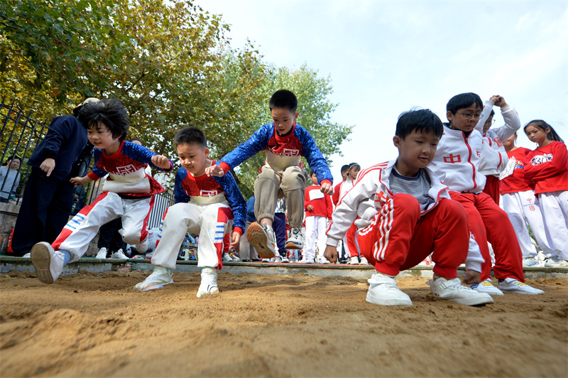 運動會上，孩子們在進行立定跳遠(yuǎn)比賽。王海濱攝