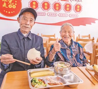 日照市五蓮縣許家莊幸福院食堂里，老人們在用餐。五蓮縣委宣傳部供圖