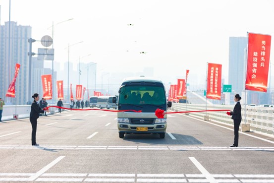 第一輛車通過(guò)大橋。孟家輝攝