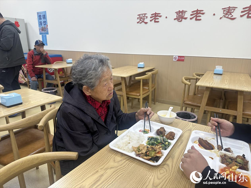 孫阿姨是助老食堂的?？?。人民網(wǎng)記者 劉穎婕攝