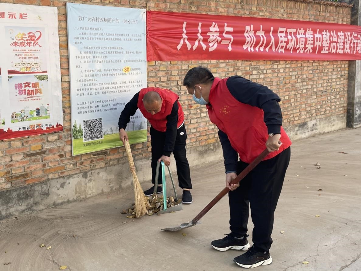 圖為青年志愿者開展鄉(xiāng)村人居環(huán)境集中整治建設(shè)行動。