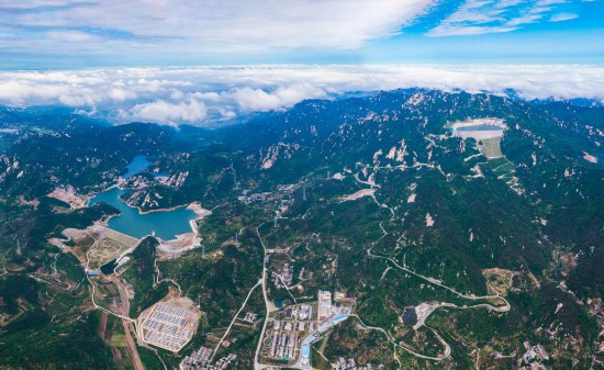 圖為國網(wǎng)新源山東文登抽水蓄能電站全景。